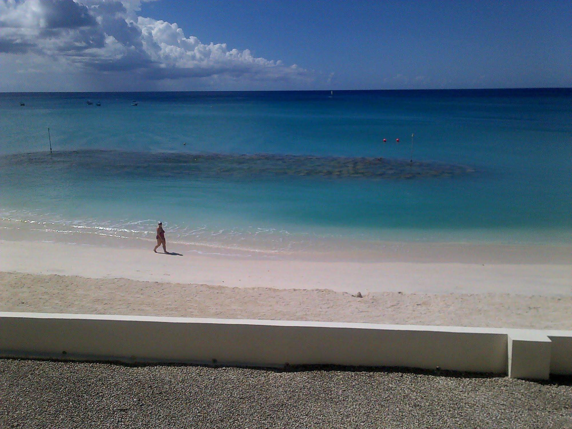 Starfish Discovery Bay Holetown Esterno foto